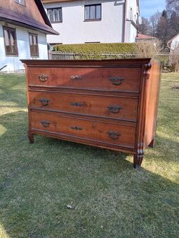 starožitná komoda