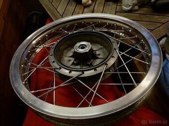 Zadní kolo 18 palců na závodní moto