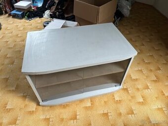 Skříňka pod televizi