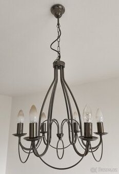 Kovový šestiramenný lustr