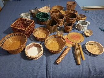 velké množství proutěných květináčů, misek, košíku aj.