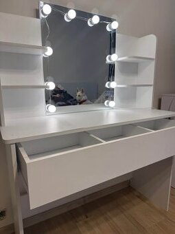 Toaletní kosmetický stolek