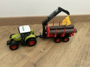Traktor s přívěsem na dřevo
