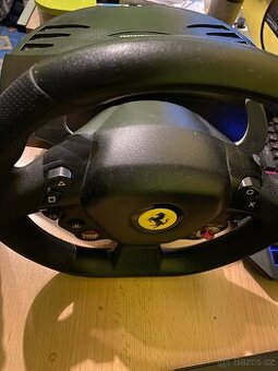 Volant s pedáli značky thrustmaster