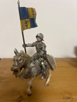 Schleich rytíř s praporem na koni