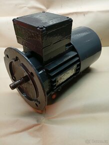 Motor přírubový.