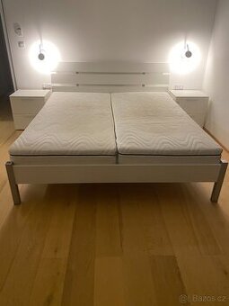 Moderní manželská postel s nočními stolky