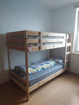 Patrová postel