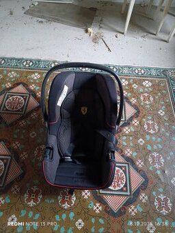 Dětská postýlka Kinderkraft a autosedačku vajíčko Ferrari
