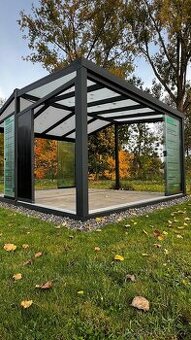 Hliníková pergola 4x2,5 m s pevnou střechou a zasklením