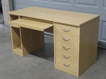 Pevný, kvalitní psací stůl