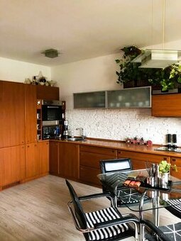 Prodám funkcionalistický stůl a 4 kožená jídelní křesla