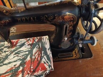 Starožitný šicí stroj Royal.