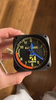 Výškoměr Cessna