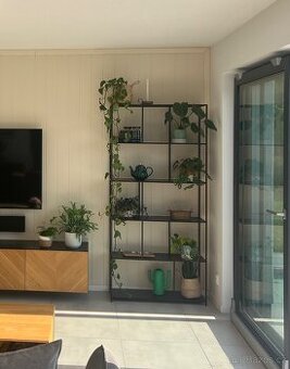 Černý kovový regál