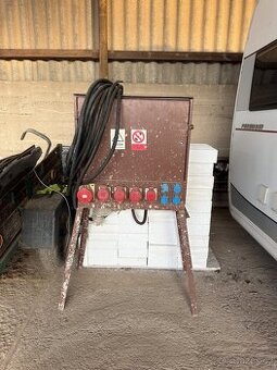 Stavební rozvaděč s kabelem