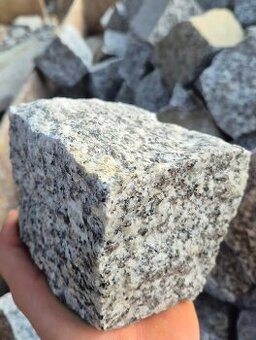 Prodám žulové kostky šedé vel. 8/11 a žulový odsek