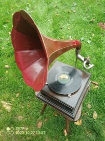 Původní starožitný gramofon po celkovém servisu stroje. - 1