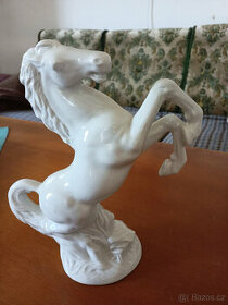 Kůň -soška- bílá keramika - 1