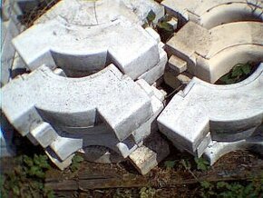 obrubníky a další z bíleho betonu