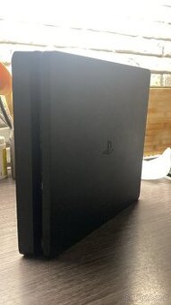 PlayStation 4 slim plus účet čti popisek👍
