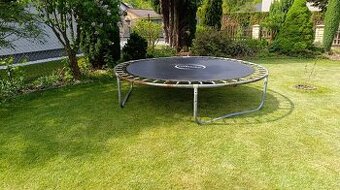 Trampolína