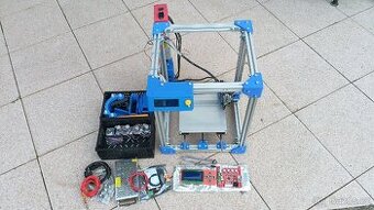 Rozestavěná 3D tiskárna