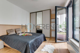 Pronájem moderně zařízeného bytu 2+kk (54,6 m²) s předzahrád