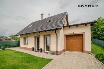 Exkluzivní pronájem novostavby RD 4+kk se zahradou a garáží,