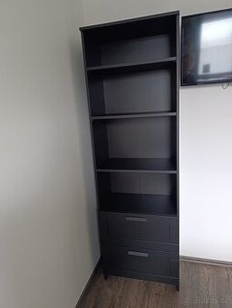 IKEA knihovna se dvěmi zásuvkami