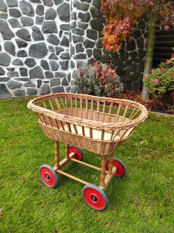 Proutěný koš na kolečkách