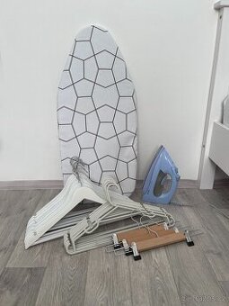 Napařovací žehlička, ramínka a žehlicí prkno