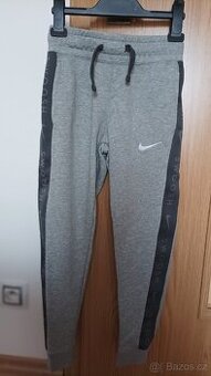 Chlapecké tepláky Nike vel. 128-134