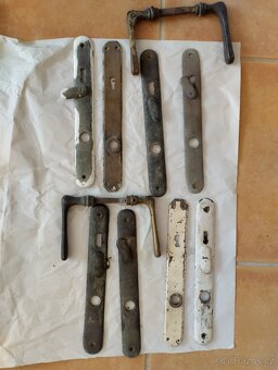 Mosazné kliky a štítky