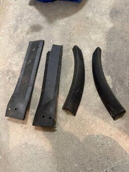 Plasty u zadního nárazníku a dveří (Land Rover Discovery 2)