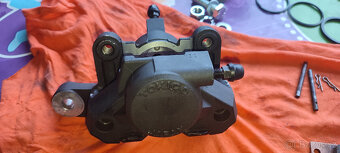 Suzuki SV 650N/S (1999- 2002) Třmen zadní + unašeč a držák