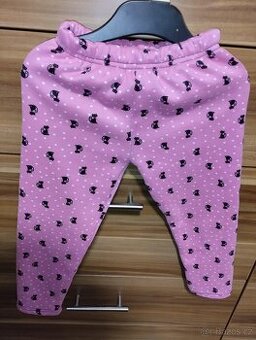 Zateplené, pružné legíny, délka 52,5 cm. Cca 3-4 roky.