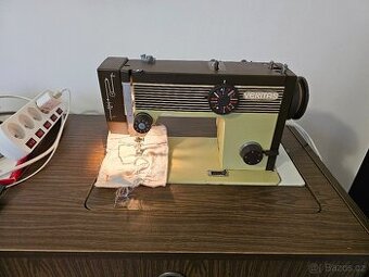Šicí stroj Veritas se stolem