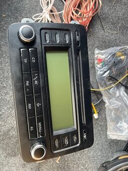 starší OEM rádio (CD / FM / AM)