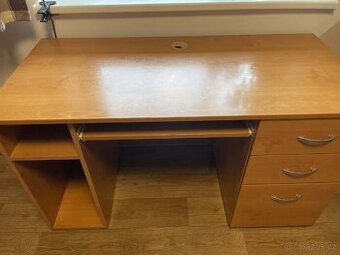 Prodám psací stůl.