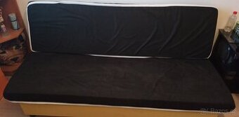 Pohovka s úložným prostorem.