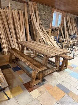 Masivní dřevěný stůl se sedacími lavicemi – ruční výroba