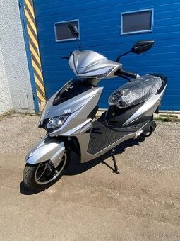 Elektroskútr MoBee M5