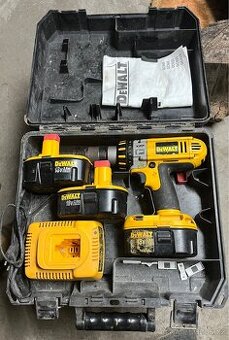 AKU vrtačka s příklepem DEWALT