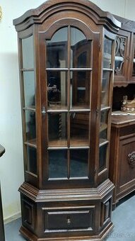 Masivní tmavá rohová vitrína s šuplíkem
