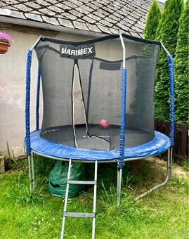 Trampolína a zahradní hračky pro deti