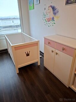 Postýlka s komodou DARUJI - SPĚCHÁ