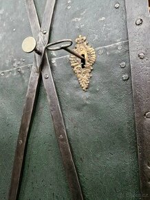 Kované historické dveře