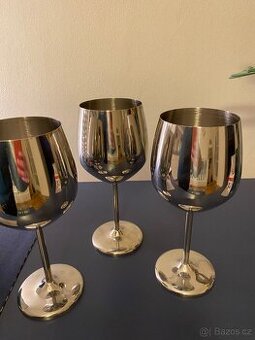 Nerezové sklenice na vino