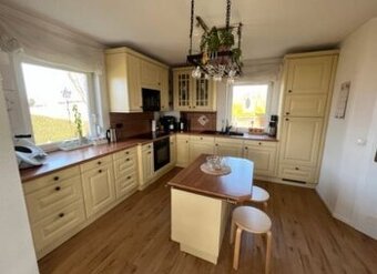 Krémová venkovská kuchyně se spotřebiči,6437